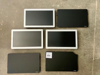 Plusieurs types d'appareils électroniques sont disposés sur le sol