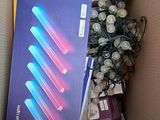 une boîte en carton contenant un certain nombre d'objets