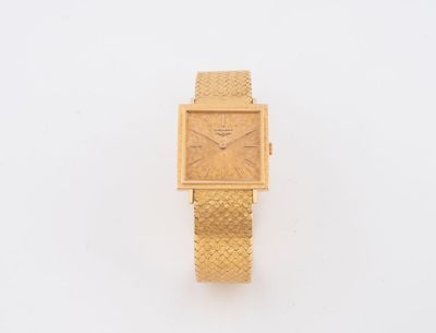 une image représentant une montre en or posée sur une surface blanche, sur fond blanc