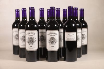 six bouteilles de vin sont alignées sur une table