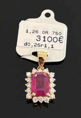 un gros plan d'un pendentif en pierre rose et diamants sur un fond noir
