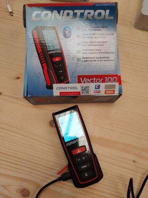 un téléphone portable posé à côté d'une boîte sur une table
