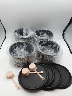 une photo montrant un ensemble de casseroles et de cuillères posées sur une table