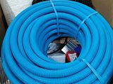 un tuyau bleu posé à l'intérieur d'une boîte en carton