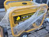 un générateur jaune posé sur une palette à côté d'une porte