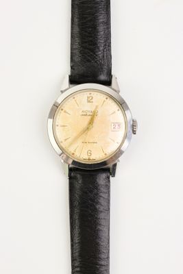 une image d'un gros plan d'une montre-bracelet sur une surface blanche