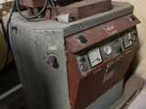 une machine posée sur une palette dans une pièce