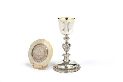 CALICE D'AUTEL En argent martelé et ciselé, à décor d'angelo… - Photo 1