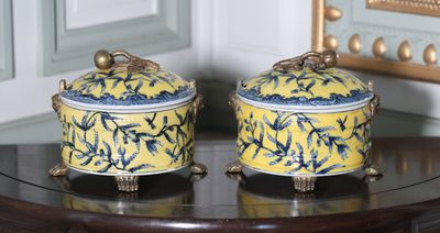 deux vases jaunes et bleus posés sur une table ronde