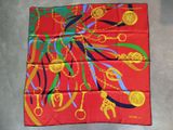 foulard en soie rouge orné de chaînes dorées