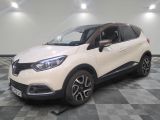 la voiture blanche est garée sur un carrelage à carreaux