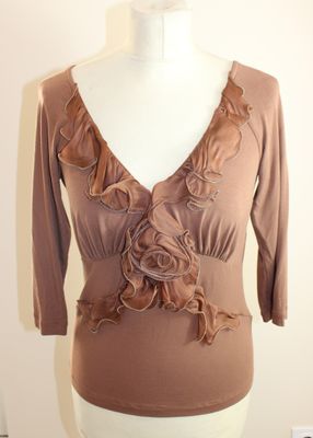 haut marron à volants sur un torse de mannequin