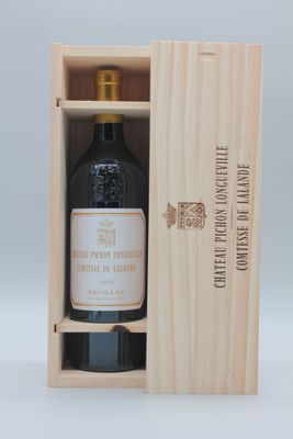 une boîte en bois avec une bouteille de vin à l'intérieur