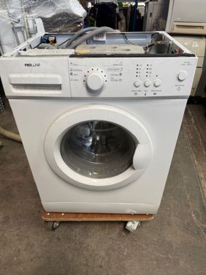 une image représentant une machine à laver blanche posée sur une charrette en bois