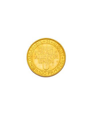 gros plan d'une pièce d'or sur fond blanc
