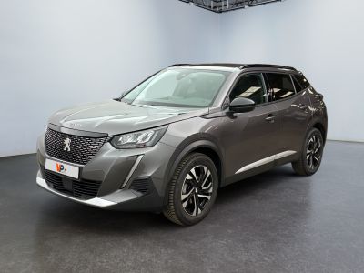 Le nouveau SUV Peugeot est exposé dans le showroom.