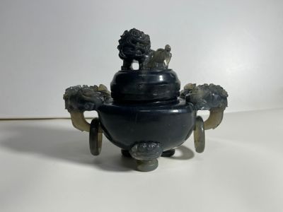 CHINE - XXe siècle. BRÛLE-PARFUM tripode et à deux anses Le …