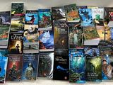 un grand nombre de livres posés sur une table