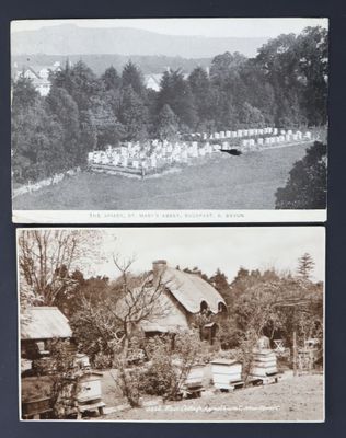 une vieille photo en noir et blanc d'un cimetière, avec un autre cimetière en arrière-plan