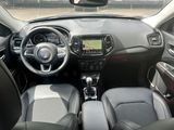 l'intérieur d'une voiture avec un volant, un tableau de bord et une planche de bord