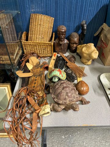 Lot de sculptures africaine en bois et objets divers