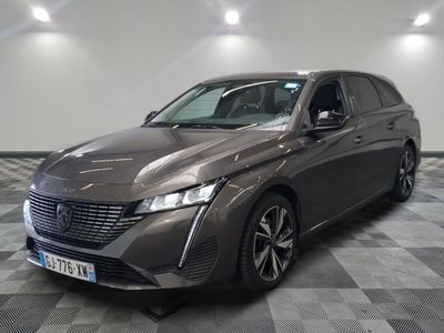 une photo d'une voiture grise dans un showroom