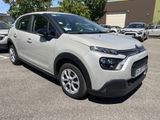 La Citroën blanche est garée sur un parking