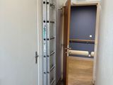 une échelle appuyée contre un mur dans un couloir