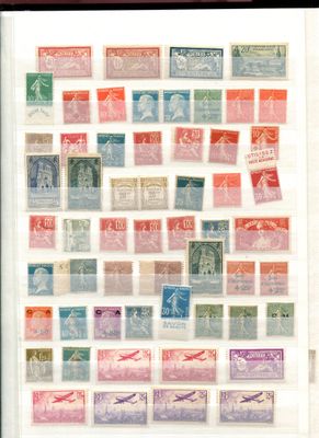 une photo encadrée représentant une collection de timbres-poste