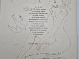 un vieux livre sur lequel figure le dessin d'une femme assise sur une table