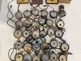 tout un tas d'horloges posées sur une table