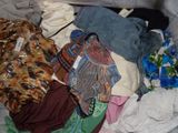 une pile de vêtements posée sur un lit