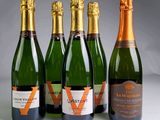 quatre bouteilles de champagne sont alignées