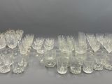 beaucoup de verres à vin et un saladier sur la table