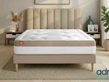 un lit sur lequel est posé un matelas dans une pièce