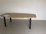 une table en bois aux pieds noirs dans une pièce