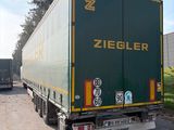 un camion vert garé sur le bord de la route