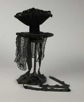 une sculpture noire surmontée d'un ventilateur