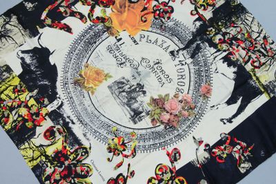 CHRISTIAN LACROIX. Carré en soie imprimé "Plaza de Toros". - Photo 1