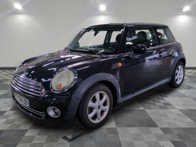 une photo d'une Mini Cooper noire garée dans un garage