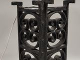 paire de lampes de table anciennes en fonte avec des abat-jours noirs