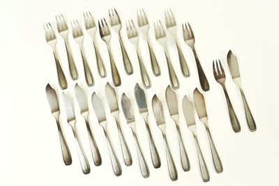 beaucoup de fourchettes et de cuillères sur la table