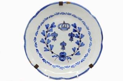 NEVERS (?) Assiette creuse en faïence émaillée à décor en ca…