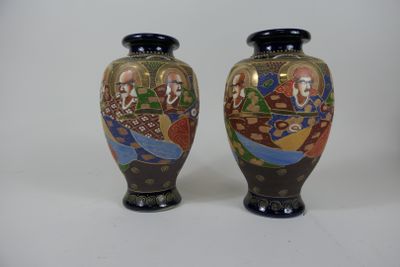 deux vases posés sur une table, sur lesquels est représenté un tableau