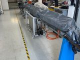 une image représentant une usine avec un tapis roulant au milieu de la pièce