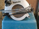 une photo d'une machine posée sur une valise