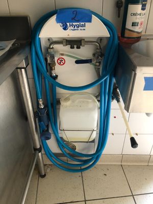 un tuyau bleu fixé au mur d'une cuisine