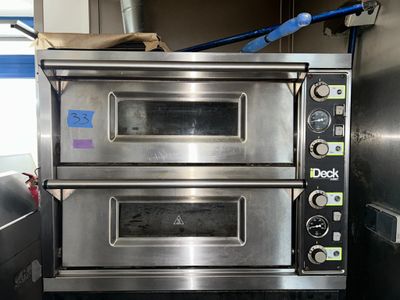 deux fours superposés dans une cuisine