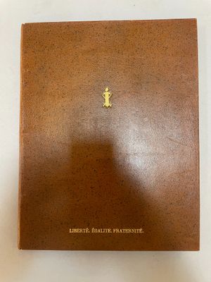 l'image d'un livre brun portant une étoile dorée