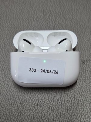 une paire d'AirPods posée sur une table